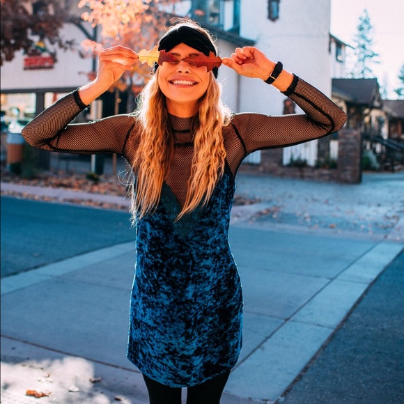 Royal blue crushed velvet dress - Picture 3 of 8